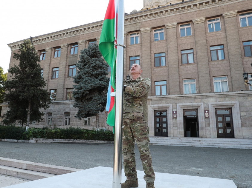 Prezident İlham Əliyev Xankəndi şəhərində Azərbaycan Respublikasının Dövlət Bayrağını ucaldıb və çıxış edib <font color='red'> - YENİLƏNİB</font><font color=red> - FOTOLAR</font>