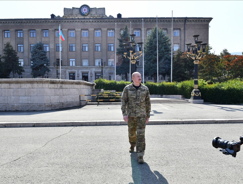 Prezident İlham Əliyev Xankəndi şəhərində Azərbaycan Respublikasının Dövlət Bayrağını ucaldıb və çıxış edib <font color='red'> - YENİLƏNİB</font><font color=red> - FOTOLAR</font>