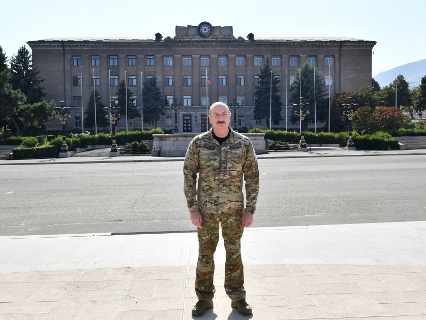 Prezident İlham Əliyev Xankəndi şəhərində Azərbaycan Respublikasının Dövlət Bayrağını ucaldıb və çıxış edib <font color='red'> - YENİLƏNİB</font><font color=red> - FOTOLAR</font>