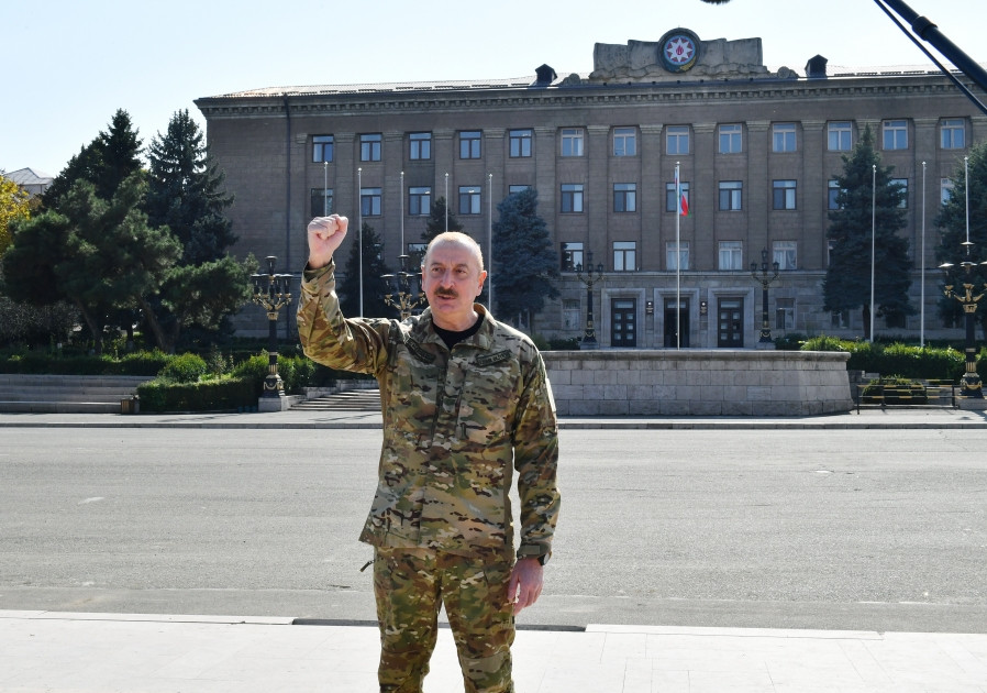 Prezident İlham Əliyev Xankəndi şəhərində Azərbaycan Respublikasının Dövlət Bayrağını ucaldıb və çıxış edib <font color='red'> - YENİLƏNİB</font><font color=red> - FOTOLAR</font>