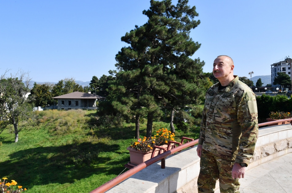 Prezident İlham Əliyev Xankəndi şəhərində Azərbaycan Respublikasının Dövlət Bayrağını ucaldıb və çıxış edib <font color='red'> - YENİLƏNİB</font><font color=red> - FOTOLAR</font>