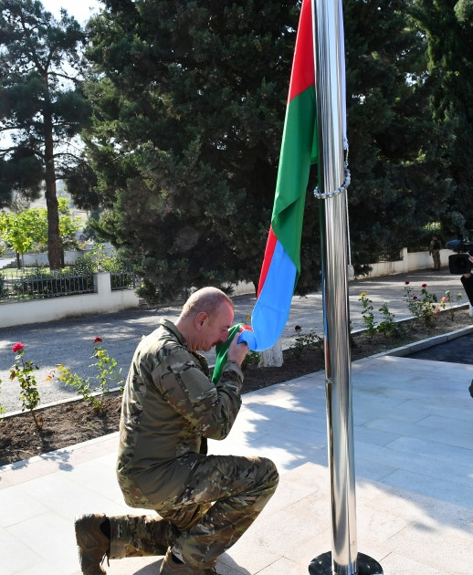 Prezident İlham Əliyev Xocalı şəhərində və Əsgəran qəsəbəsində Azərbaycan Respublikasının Dövlət Bayrağını ucaldıb<font color='red'> - YENİLƏNİB</font><font color=red> - FOTOLAR</font>