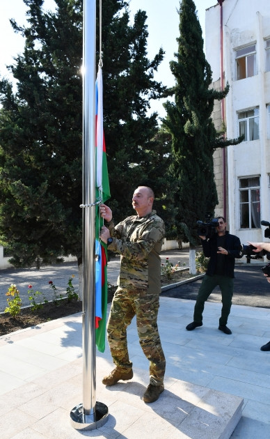 Prezident İlham Əliyev Xocalı şəhərində və Əsgəran qəsəbəsində Azərbaycan Respublikasının Dövlət Bayrağını ucaldıb<font color='red'> - YENİLƏNİB</font><font color=red> - FOTOLAR</font>