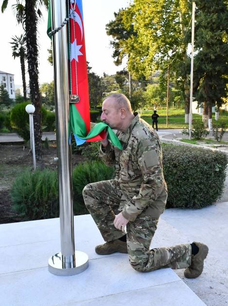 Prezident İlham Əliyev Xocavənd şəhərində Azərbaycan Respublikasının Dövlət Bayrağını ucaldıb<font color='red'> - YENİLƏNİB</font><font color=red> - FOTOLAR</font>