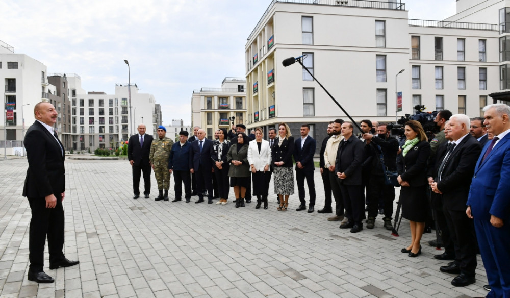 Prezident İlham Əliyev “Füzuli Şəhəri Günü”ndə Füzuli şəhərinə köçmüş sakinlər və rayon ictimaiyyətinin nümayəndələri ilə görüşüb<font color='red'> - YENİLƏNİB</font><font color=red> - FOTOLAR</font>