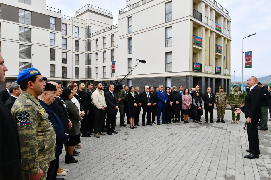 Prezident İlham Əliyev “Füzuli Şəhəri Günü”ndə Füzuli şəhərinə köçmüş sakinlər və rayon ictimaiyyətinin nümayəndələri ilə görüşüb<font color='red'> - YENİLƏNİB</font><font color=red> - FOTOLAR</font>