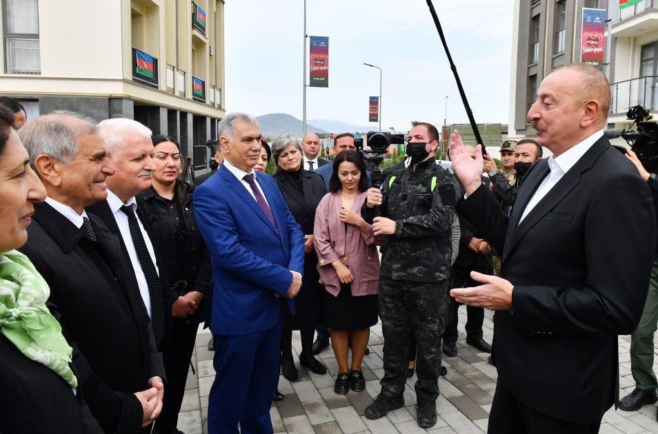 Prezident İlham Əliyev “Füzuli Şəhəri Günü”ndə Füzuli şəhərinə köçmüş sakinlər və rayon ictimaiyyətinin nümayəndələri ilə görüşüb<font color='red'> - YENİLƏNİB</font><font color=red> - FOTOLAR</font>