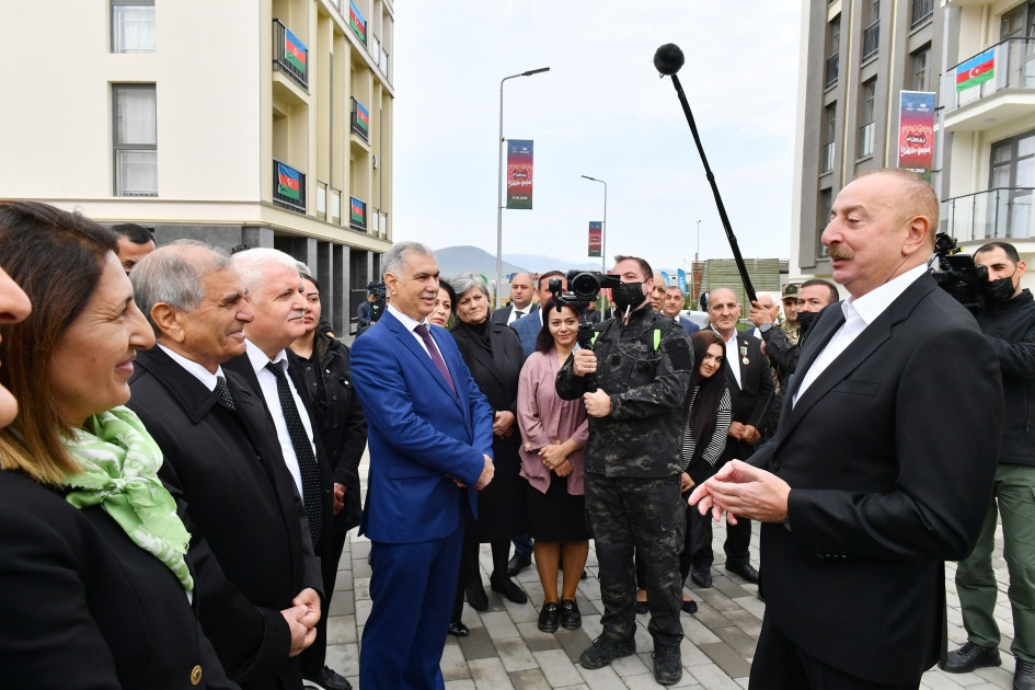 Prezident İlham Əliyev “Füzuli Şəhəri Günü”ndə Füzuli şəhərinə köçmüş sakinlər və rayon ictimaiyyətinin nümayəndələri ilə görüşüb<font color='red'> - YENİLƏNİB</font><font color=red> - FOTOLAR</font>