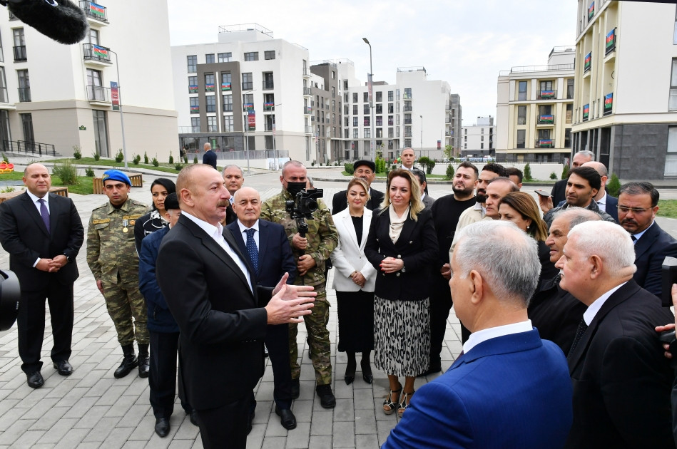 Prezident İlham Əliyev “Füzuli Şəhəri Günü”ndə Füzuli şəhərinə köçmüş sakinlər və rayon ictimaiyyətinin nümayəndələri ilə görüşüb<font color='red'> - YENİLƏNİB</font><font color=red> - FOTOLAR</font>