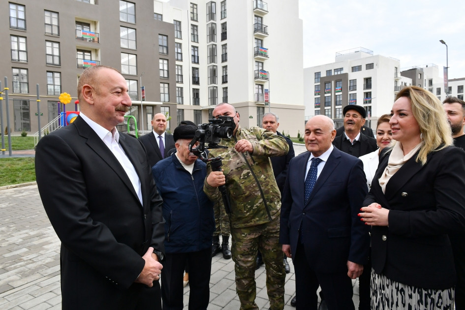 Prezident İlham Əliyev “Füzuli Şəhəri Günü”ndə Füzuli şəhərinə köçmüş sakinlər və rayon ictimaiyyətinin nümayəndələri ilə görüşüb<font color='red'> - YENİLƏNİB</font><font color=red> - FOTOLAR</font>
