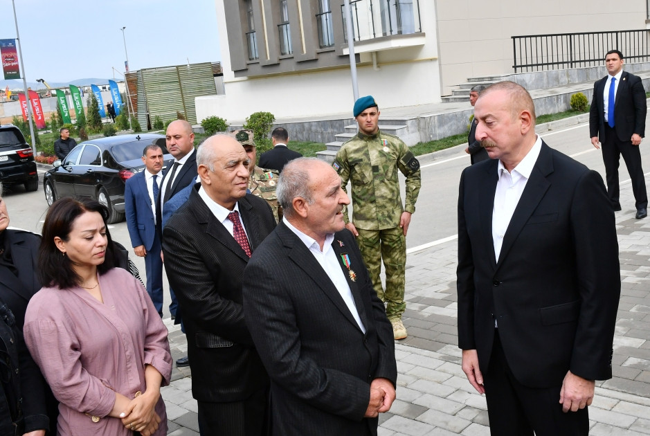 Prezident İlham Əliyev “Füzuli Şəhəri Günü”ndə Füzuli şəhərinə köçmüş sakinlər və rayon ictimaiyyətinin nümayəndələri ilə görüşüb<font color='red'> - YENİLƏNİB</font><font color=red> - FOTOLAR</font>