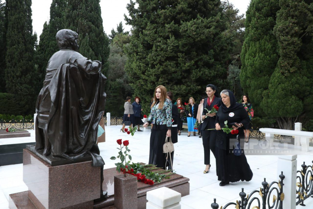 Azərbaycan Qadınlarının VI Qurultayının iştirakçıları Fəxri xiyabanı ziyarət edib<font color=red> - FOTOLAR</font>