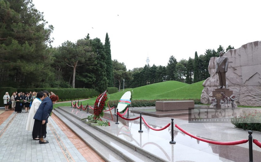 Azərbaycan Qadınlarının VI Qurultayının iştirakçıları Fəxri xiyabanı ziyarət edib<font color=red> - FOTOLAR</font>