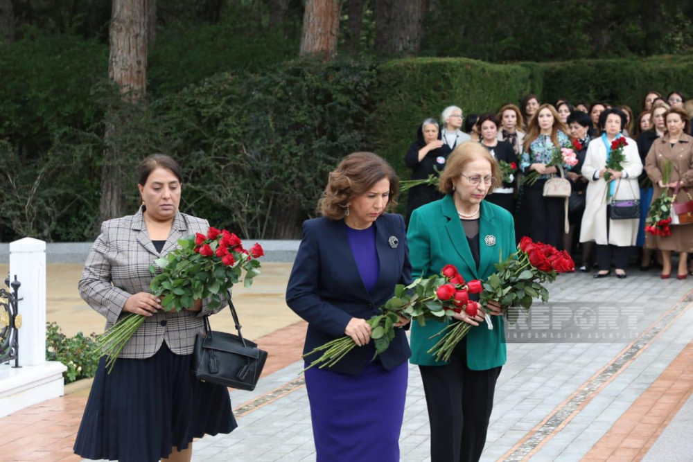 Azərbaycan Qadınlarının VI Qurultayının iştirakçıları Fəxri xiyabanı ziyarət edib<font color=red> - FOTOLAR</font>