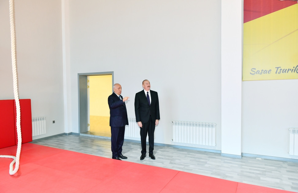 Prezident İlham Əliyev Mehdi Hüseynzadə adına Sumqayıt şəhər stadionunda yaradılan şəraitlə tanış olub<font color=red> - FOTOLAR</font>