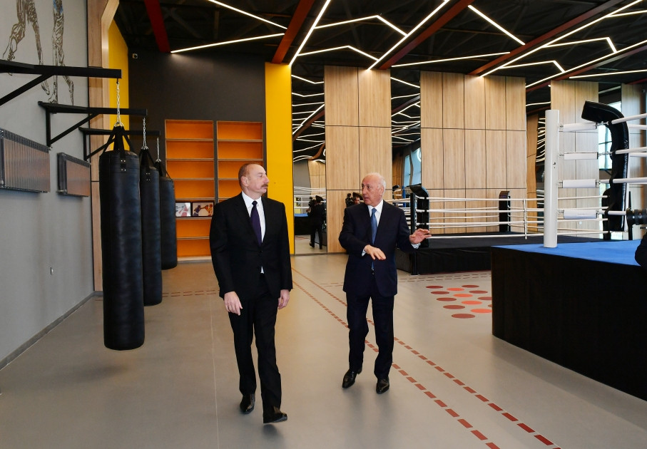 Prezident İlham Əliyev Mehdi Hüseynzadə adına Sumqayıt şəhər stadionunda yaradılan şəraitlə tanış olub<font color=red> - FOTOLAR</font>