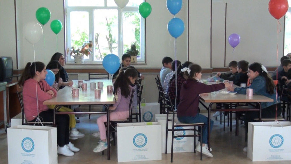 Ordubad şəhər tam orta internat məktəbinin şagirdlərinə hədiyyələr təqdim olunub<font color=red> - FOTOLAR</font>