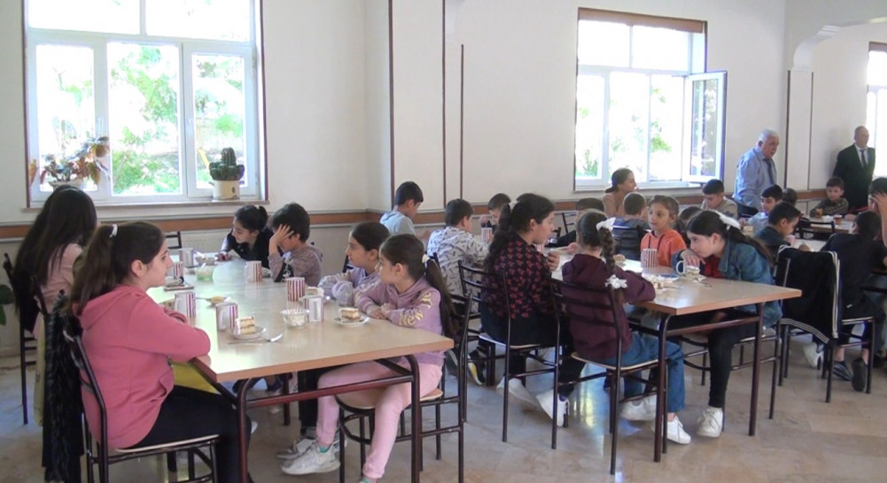 Ordubad şəhər tam orta internat məktəbinin şagirdlərinə hədiyyələr təqdim olunub<font color=red> - FOTOLAR</font>