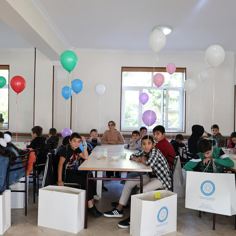 Ordubad şəhər tam orta internat məktəbinin şagirdlərinə hədiyyələr təqdim olunub<font color=red> - FOTOLAR</font>