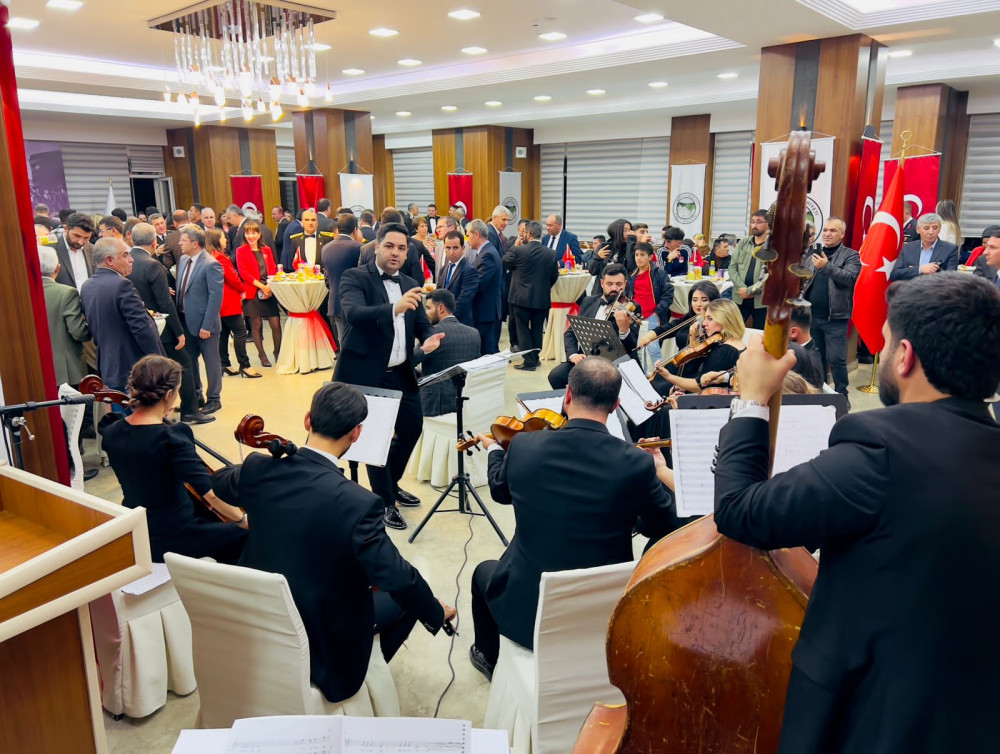 Naxçıvan Dövlət Filarmoniyası Qars şəhərində konsert verib<font color=red> - FOTOLAR</font>