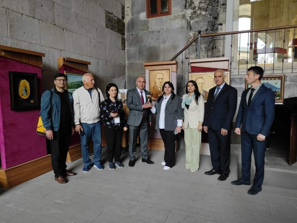 Ərzurum şəhərində Türkiyə Cümhuriyyətinin və Ulu öndər Heydər Əliyevin 100 illiyi münasibətilə rəsm sərgisi açılıb<font color=red> - FOTOLAR</font>