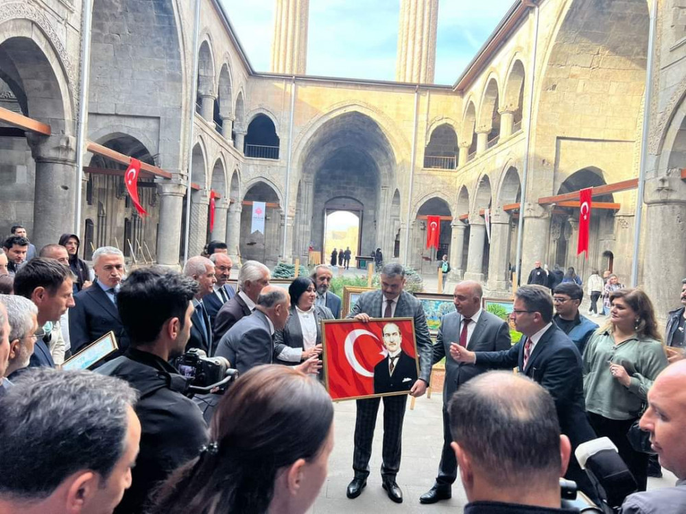 Ərzurum şəhərində Türkiyə Cümhuriyyətinin və Ulu öndər Heydər Əliyevin 100 illiyi münasibətilə rəsm sərgisi açılıb<font color=red> - FOTOLAR</font>
