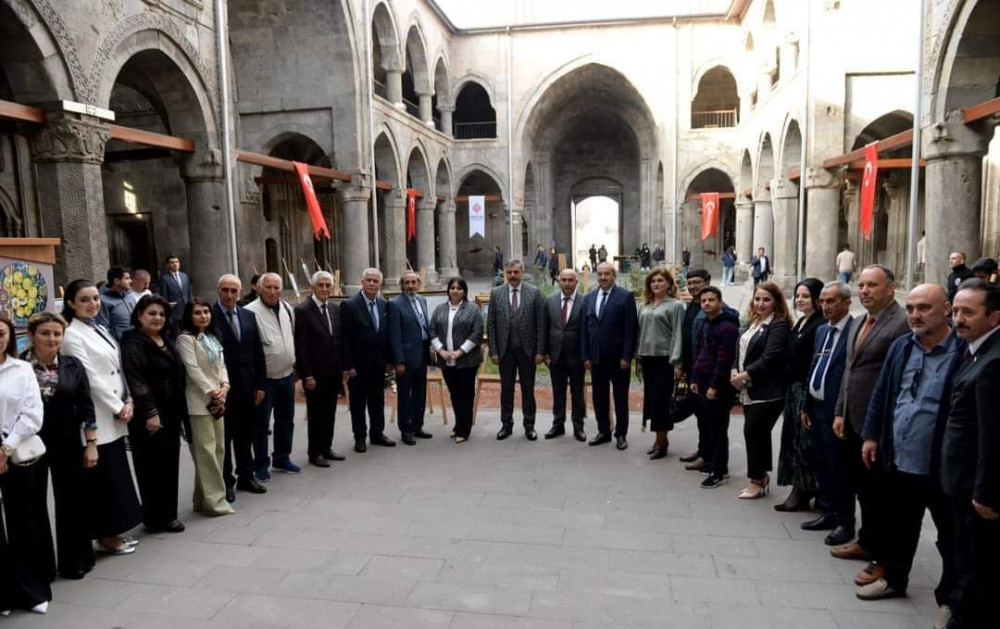 Ərzurum şəhərində Türkiyə Cümhuriyyətinin və Ulu öndər Heydər Əliyevin 100 illiyi münasibətilə rəsm sərgisi açılıb<font color=red> - FOTOLAR</font>