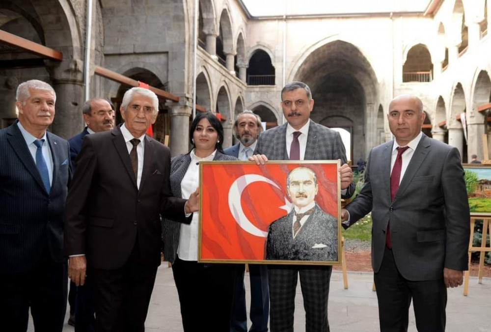 Ərzurum şəhərində Türkiyə Cümhuriyyətinin və Ulu öndər Heydər Əliyevin 100 illiyi münasibətilə rəsm sərgisi açılıb<font color=red> - FOTOLAR</font>