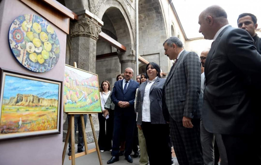 Ərzurum şəhərində Türkiyə Cümhuriyyətinin və Ulu öndər Heydər Əliyevin 100 illiyi münasibətilə rəsm sərgisi açılıb<font color=red> - FOTOLAR</font>