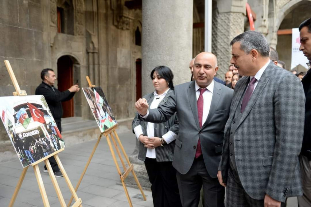 Ərzurum şəhərində Türkiyə Cümhuriyyətinin və Ulu öndər Heydər Əliyevin 100 illiyi münasibətilə rəsm sərgisi açılıb<font color=red> - FOTOLAR</font>