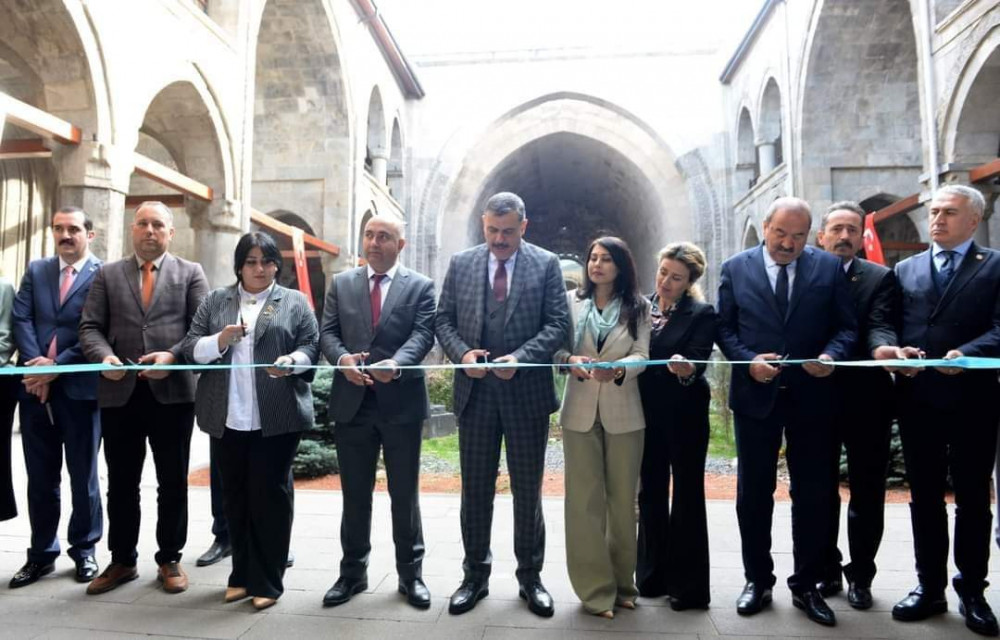 Ərzurum şəhərində Türkiyə Cümhuriyyətinin və Ulu öndər Heydər Əliyevin 100 illiyi münasibətilə rəsm sərgisi açılıb<font color=red> - FOTOLAR</font>