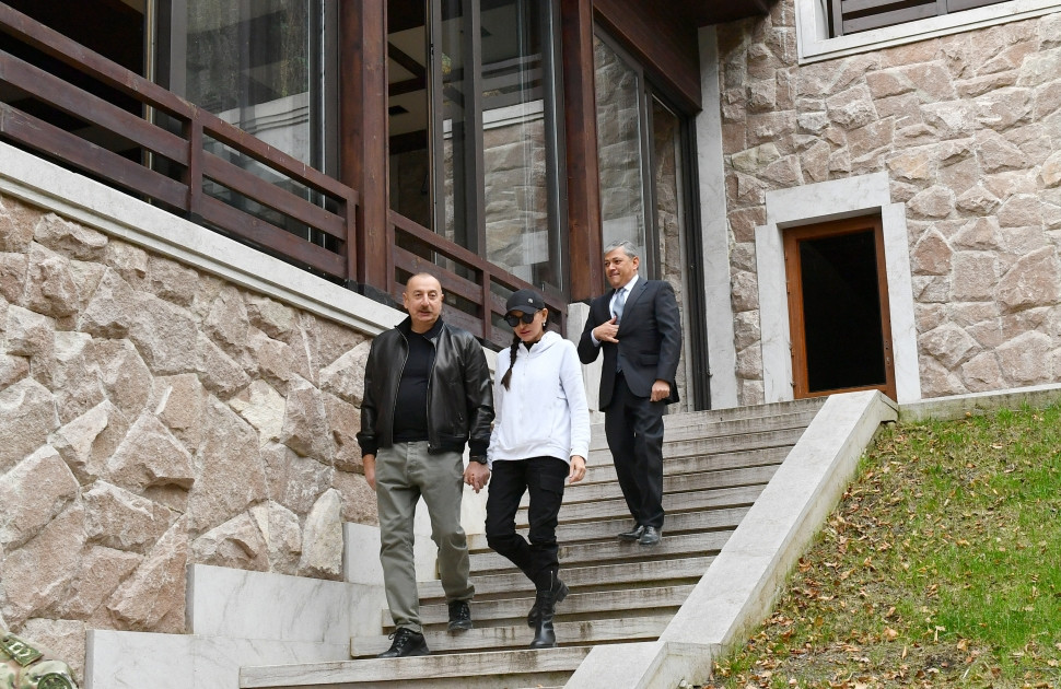 Prezident İlham Əliyev və birinci xanım Mehriban Əliyeva Şuşada İsa bulağında olublar<font color='red'> - YENİLƏNİB</font><font color=red> - FOTOLAR</font>