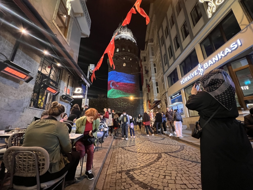İstanbuldakı Qalata qülləsi Azərbaycanın Dövlət Bayrağı və Xarıbülbül rəsmləri ilə işıqlandırılıb<font color=red> - FOTOLAR</font>