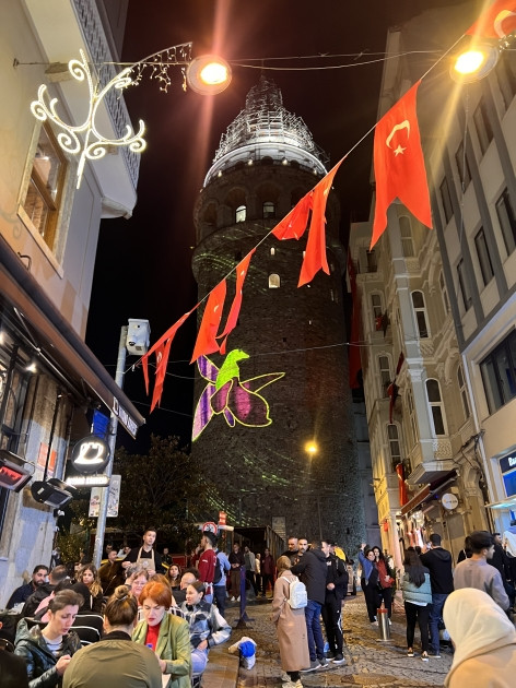 İstanbuldakı Qalata qülləsi Azərbaycanın Dövlət Bayrağı və Xarıbülbül rəsmləri ilə işıqlandırılıb<font color=red> - FOTOLAR</font>