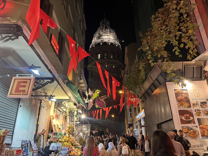 İstanbuldakı Qalata qülləsi Azərbaycanın Dövlət Bayrağı və Xarıbülbül rəsmləri ilə işıqlandırılıb<font color=red> - FOTOLAR</font>
