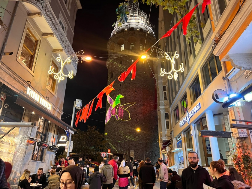 İstanbuldakı Qalata qülləsi Azərbaycanın Dövlət Bayrağı və Xarıbülbül rəsmləri ilə işıqlandırılıb<font color=red> - FOTOLAR</font>