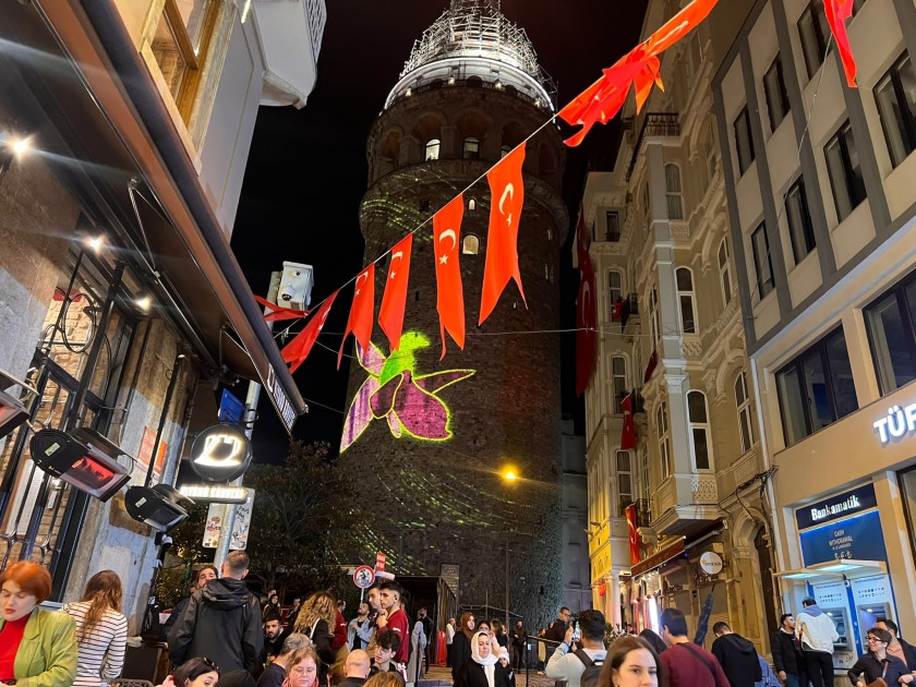 İstanbuldakı Qalata qülləsi Azərbaycanın Dövlət Bayrağı və Xarıbülbül rəsmləri ilə işıqlandırılıb<font color=red> - FOTOLAR</font>
