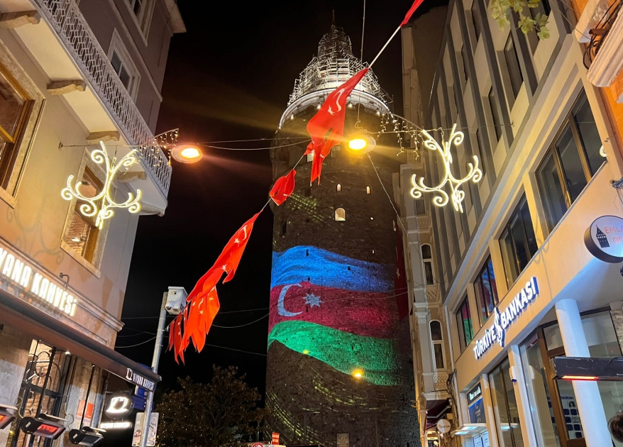 İstanbuldakı Qalata qülləsi Azərbaycanın Dövlət Bayrağı və Xarıbülbül rəsmləri ilə işıqlandırılıb<font color=red> - FOTOLAR</font>