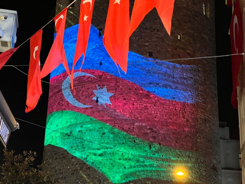 İstanbuldakı Qalata qülləsi Azərbaycanın Dövlət Bayrağı və Xarıbülbül rəsmləri ilə işıqlandırılıb<font color=red> - FOTOLAR</font>