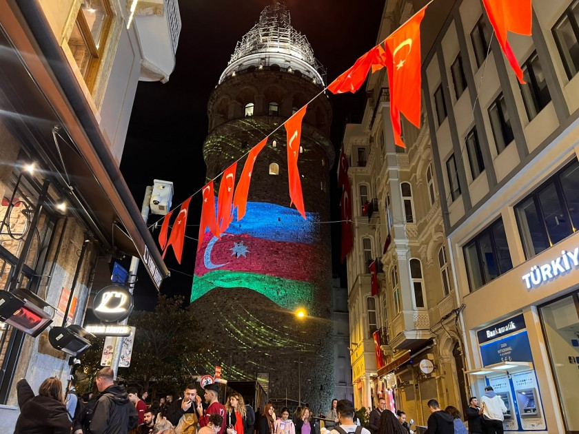 İstanbuldakı Qalata qülləsi Azərbaycanın Dövlət Bayrağı və Xarıbülbül rəsmləri ilə işıqlandırılıb<font color=red> - FOTOLAR</font>