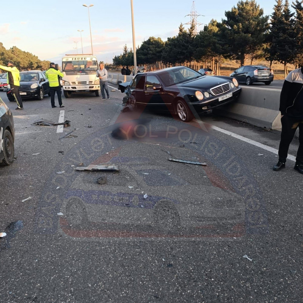 Bakıda yolda dayanan nasaz avtomobil ağır qəzaya səbəb olub, iki nəfər ölüb<font color=red> - FOTOLAR</font>