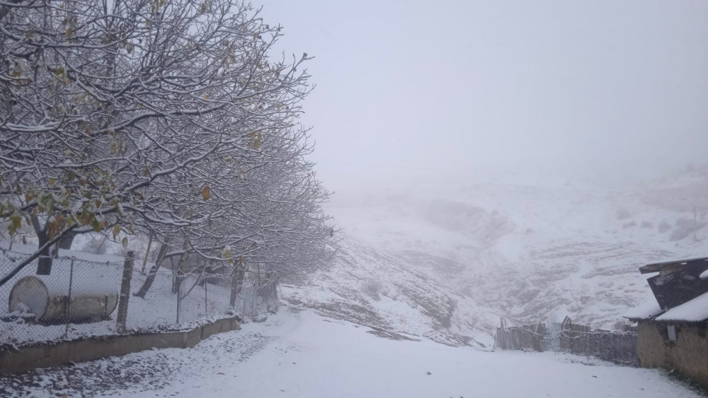 Naxçıvanın dağlıq ərazilərinə qar yağıb<font color=red> - FOTOLAR</font>