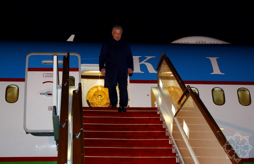 Özbəkistan Prezidenti Şavkat Mirziyoyev Azərbaycana işgüzar səfərə gəlib<font color=red> - FOTOLAR</font>