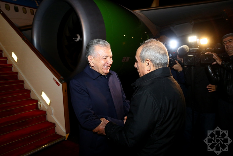 Özbəkistan Prezidenti Şavkat Mirziyoyev Azərbaycana işgüzar səfərə gəlib<font color=red> - FOTOLAR</font>