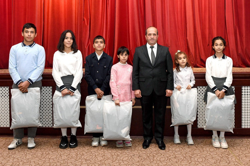 Naxçıvanda sosial qayğıya ehtiyacı olan 454 məktəbliyə qış geyimi verilib<font color=red> - FOTOLAR</font>