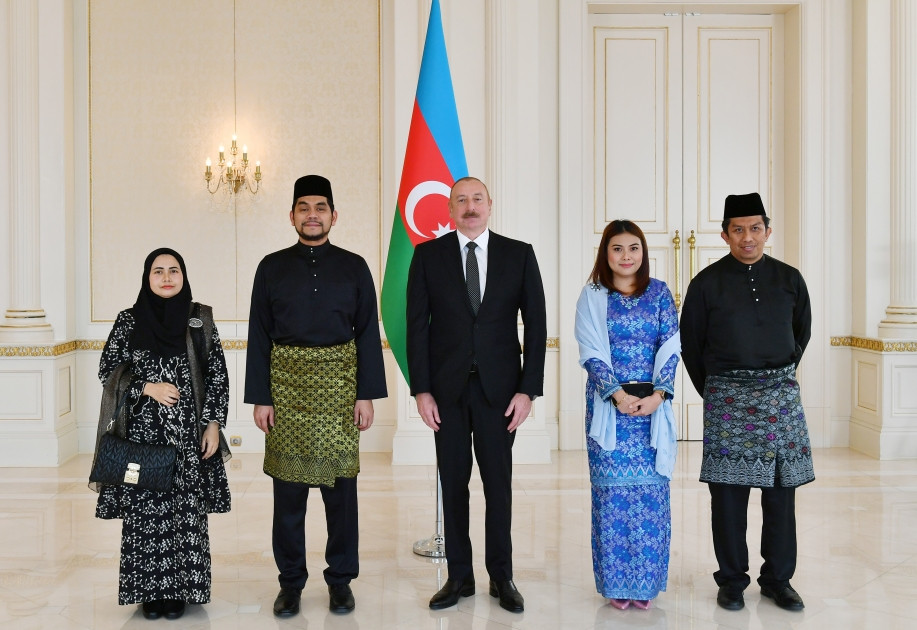 Prezident İlham Əliyev Malayziyanın Azərbaycanda yeni təyin olunmuş səfirinin etimadnaməsini qəbul edib <font color='red'> - YENİLƏNİB</font><font color=red> - FOTOLAR</font>