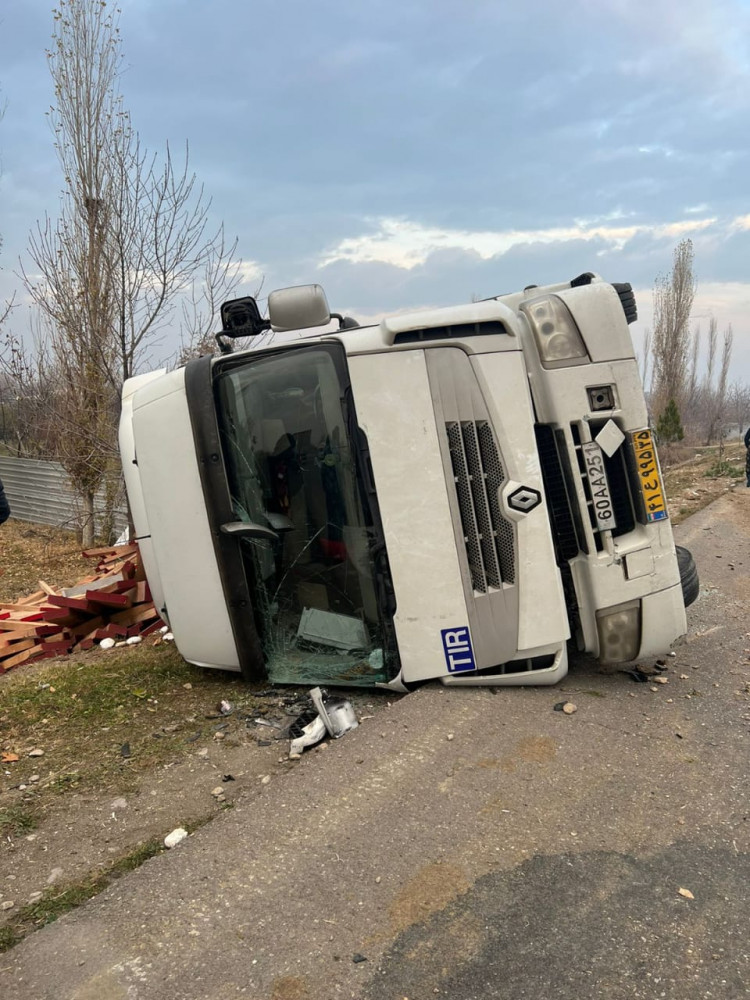 Şərurda İran vətəndaşına məxsus "TIR" aşıb<font color=red> - FOTOLAR</font>