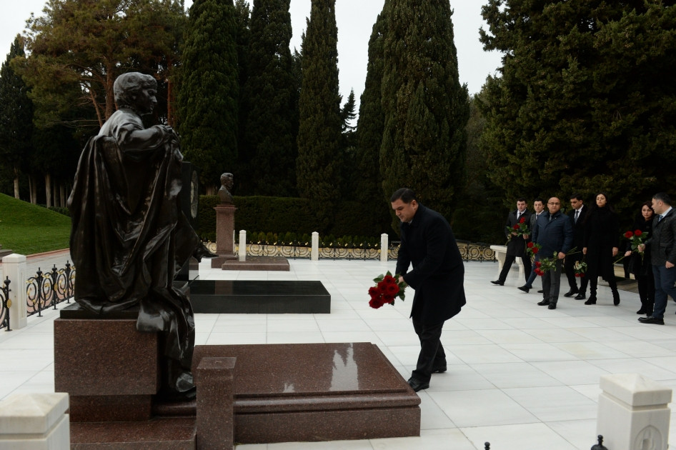 Naxçıvanın Bakıdakı daimi nümayəndəliyinin kollektivi Ulu Öndərin məzarını ziyarət edib<font color=red> - FOTOLAR</font>