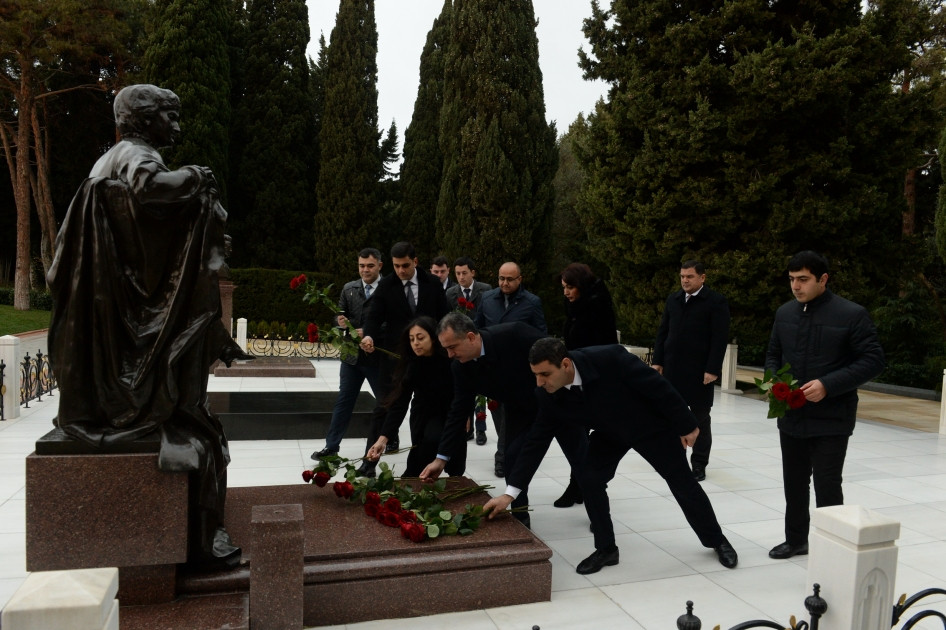 Naxçıvanın Bakıdakı daimi nümayəndəliyinin kollektivi Ulu Öndərin məzarını ziyarət edib<font color=red> - FOTOLAR</font>
