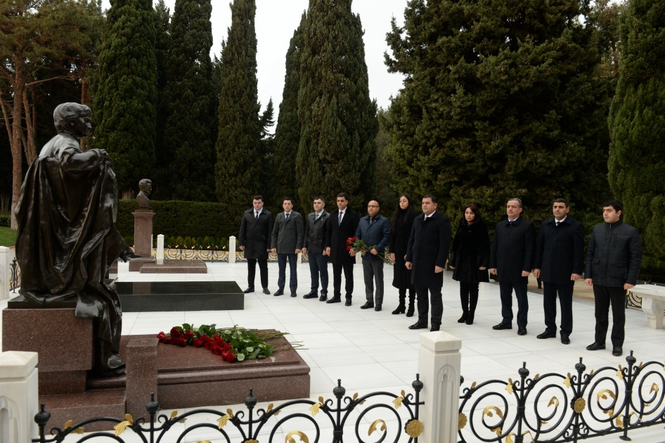 Naxçıvanın Bakıdakı daimi nümayəndəliyinin kollektivi Ulu Öndərin məzarını ziyarət edib<font color=red> - FOTOLAR</font>